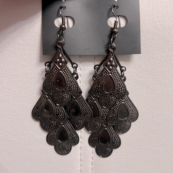 Assorted fashion earrings. - Picture 10 of 15